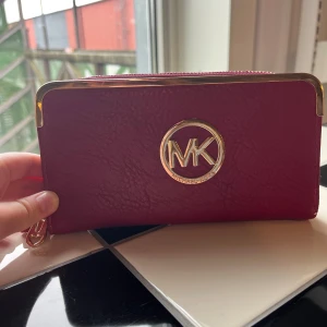 Rosa plånbok från Michael Kors - Plånbok från Michael Kors! Vi köpte den begagnad så vi är inte 100% säkra den är äkta men den känns väldigt äkta så  90 % att den är äkta!! Ny äkta plånbok säljs för 1000 - 1700 kr styck beroende på storlek!! Frågor? Skriv gärna då!!! ❤️💞💞