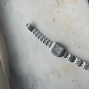 Silver klocka dam - Säljer mammas gamla klocka. Märker är okänt så skulle kunna tänka mig sälja den från 100-150. Den ör sååå fin men jag är guldtjej så den passar inte mig😅