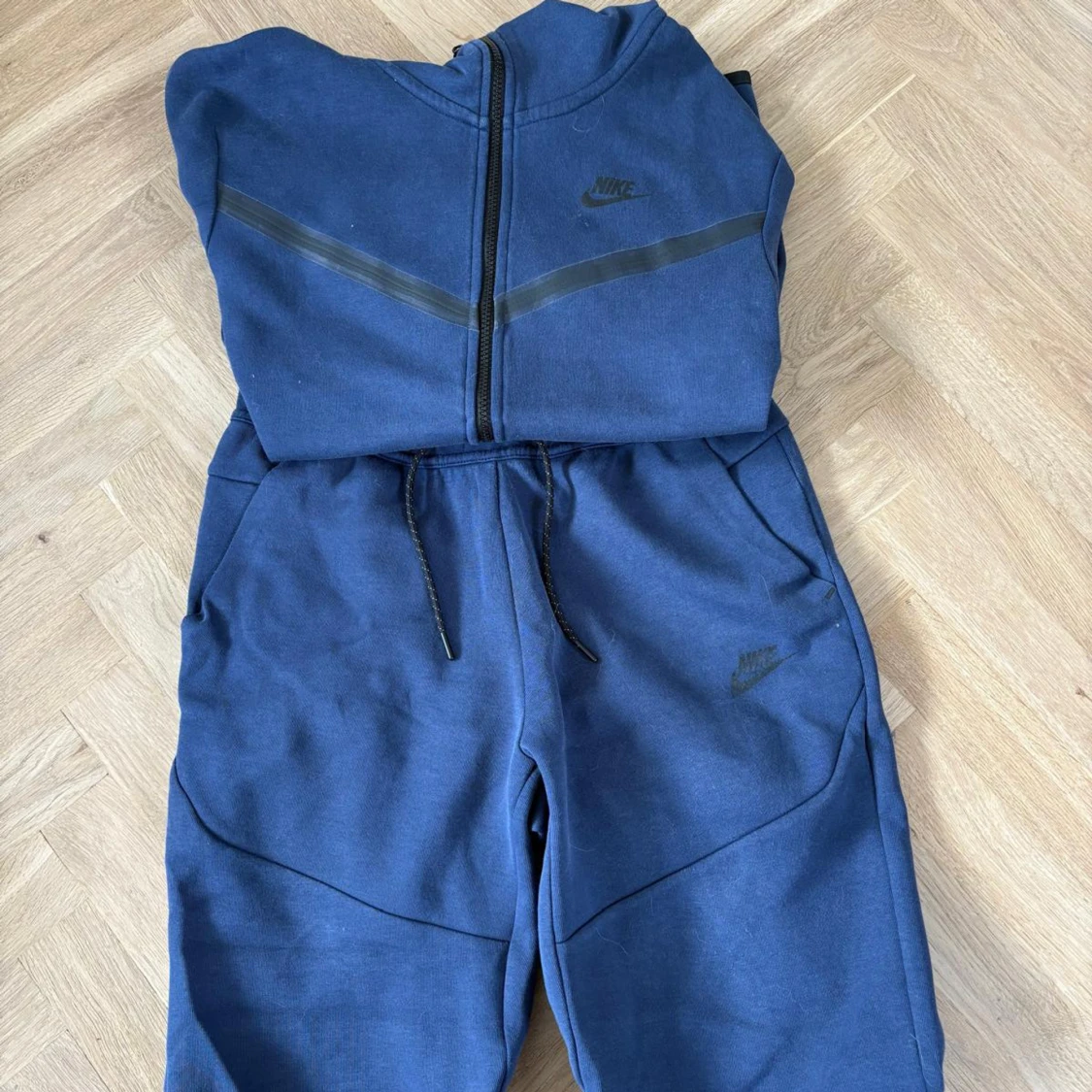 Blå Nike Tech både tröja och byxor