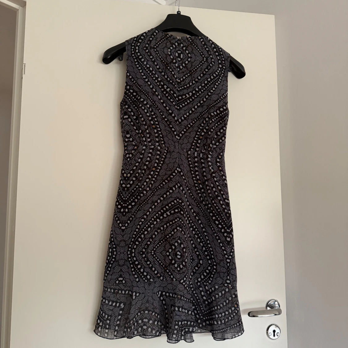 Svart mönstrad kortklänning Guess - 1