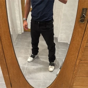 Replay jeans  - Ett par snygga jeans från Replay i storlek W32 L36 i modellen Anbbas 