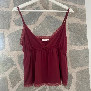 Vinrött linne - Vinrött linne ifrån Nelly i storlek S. Endast testad, som ny!💗