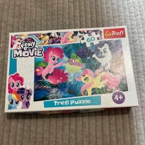 My Little Pony Puzzle - Färgglatt pussel med motiv från My Little Pony: The Movie! 60 bitar, passar från 4 år och uppåt. 📩 Skicka gärna ett meddelande vid frågor eller om du vill ha flera bilder! 🌸😊 📦 Jag skickar snabbt och packar alltid med omsorg!