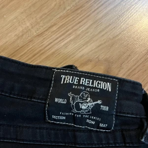 true religion jeans  - joey lågmidjade jeans från true religion, storlek 26 men vet tyvärr inte längden men jag är 166 och de är bra i längden på mig, lite urtvättade och lite slitningar längst ner 