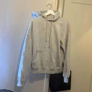 Ljusgrå hoodie från BikBok XS - Ljusgrå hoodie från bikbok storlek xs, nån liten fläck som inte går bort i tvätten men inget man riktigt tänker på.