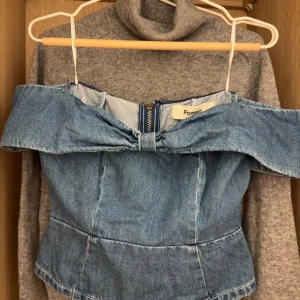 Topp jeans - Säljer den här jättefina jeans-toppen från Pomelo! Den är endast använd 2 gånger så helt i nyskick! Frakten ingår i priset!💕  Har tyvärr inga egna bilder men det går att se hur den ser ut på modellen! :) Mått: Byst: 76 cm Midja: 61 cm