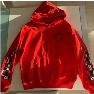  Chrome Hearts chomper hoodie - Tjena! Säljer min matty boy chrome hearts chomper hoodie nu för använder verkligen inte den 🤷🏻🫩fett snygg och passar mer eller mindre allas stilar. För med bilder så bara fråga 🙋‍♀️ bättre pris vid snabb affär❤️✨
