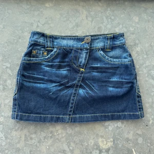 Lågmidjad jeans kjol  - Väldigt snygg jeans kjol som tyvärr inte passar mig och har därför ingen bild på! Midjemått tvärsöver:39cm Längd:34cm💕