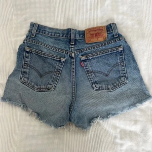 Levis shorts, strl S - Levis jeans strl S. Tidigare avklippta jeans, passar dig som vanligtvis har strl 36/38. Fint slitage, ganska korta. Stor utrensning pga flytt, se gärna mina andra annonser. Säljer även Levis jeanskjolar, se profil💕💕