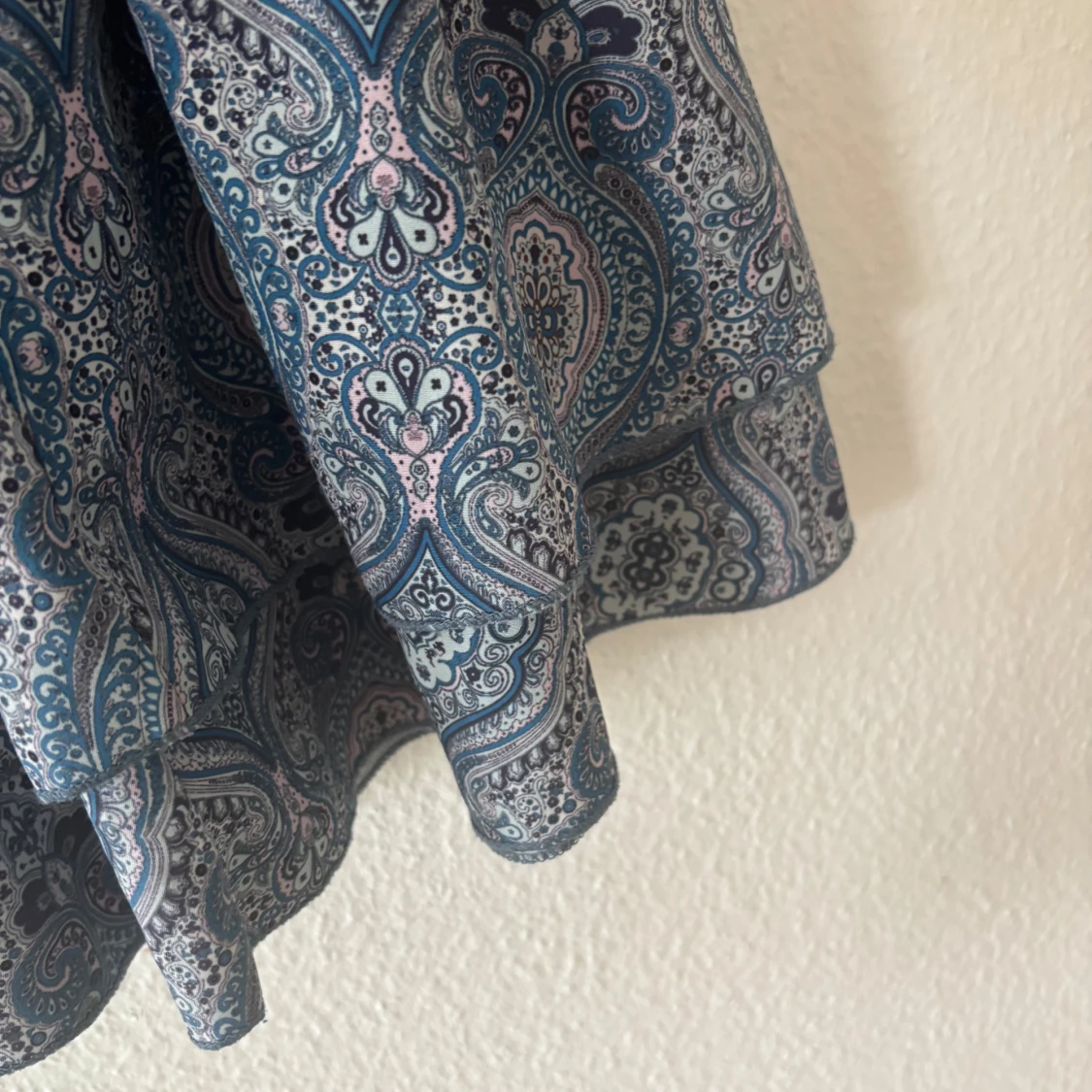 Blå paisleymönstrad kortkjol - 2