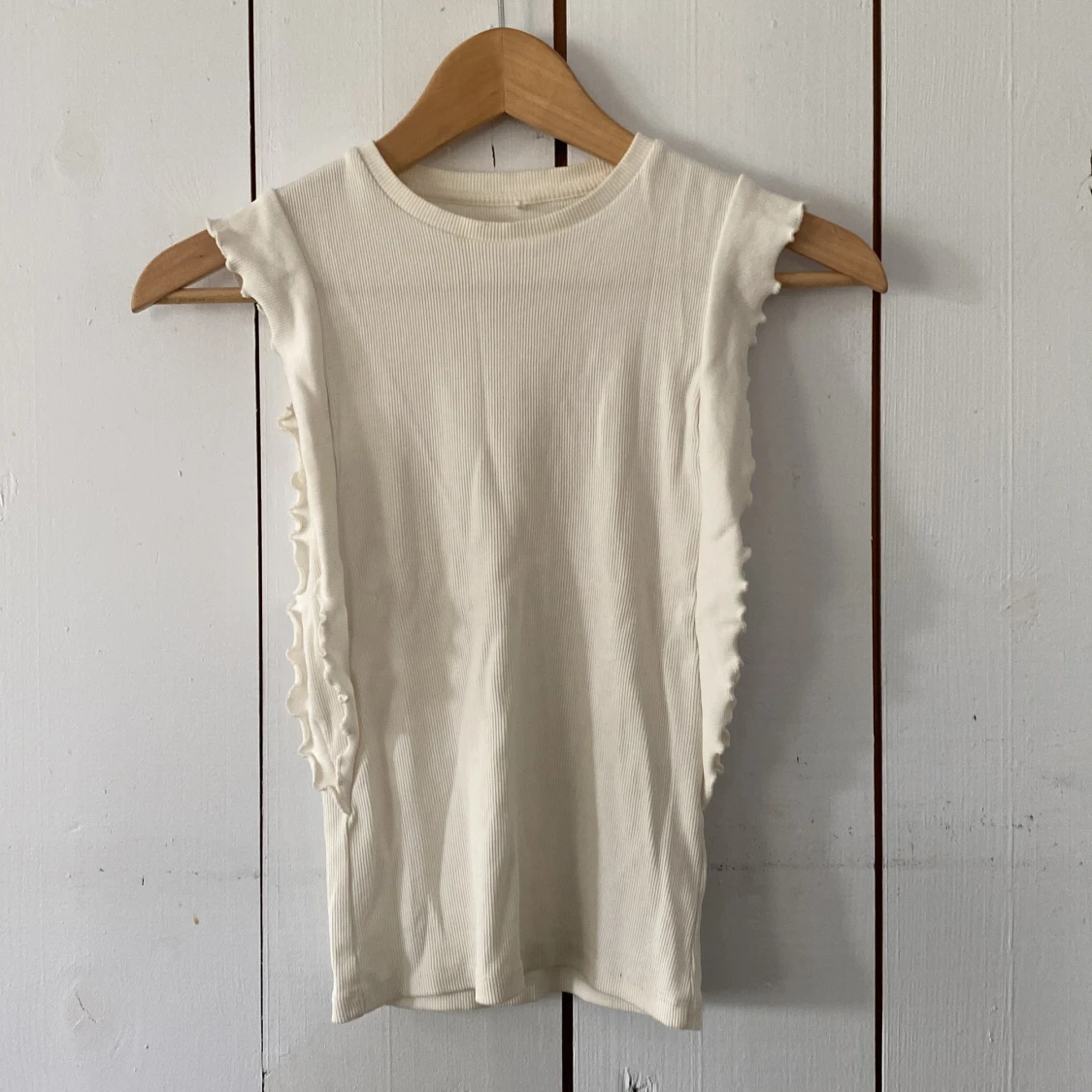 Vit ribbad ärmlös topp från Name It