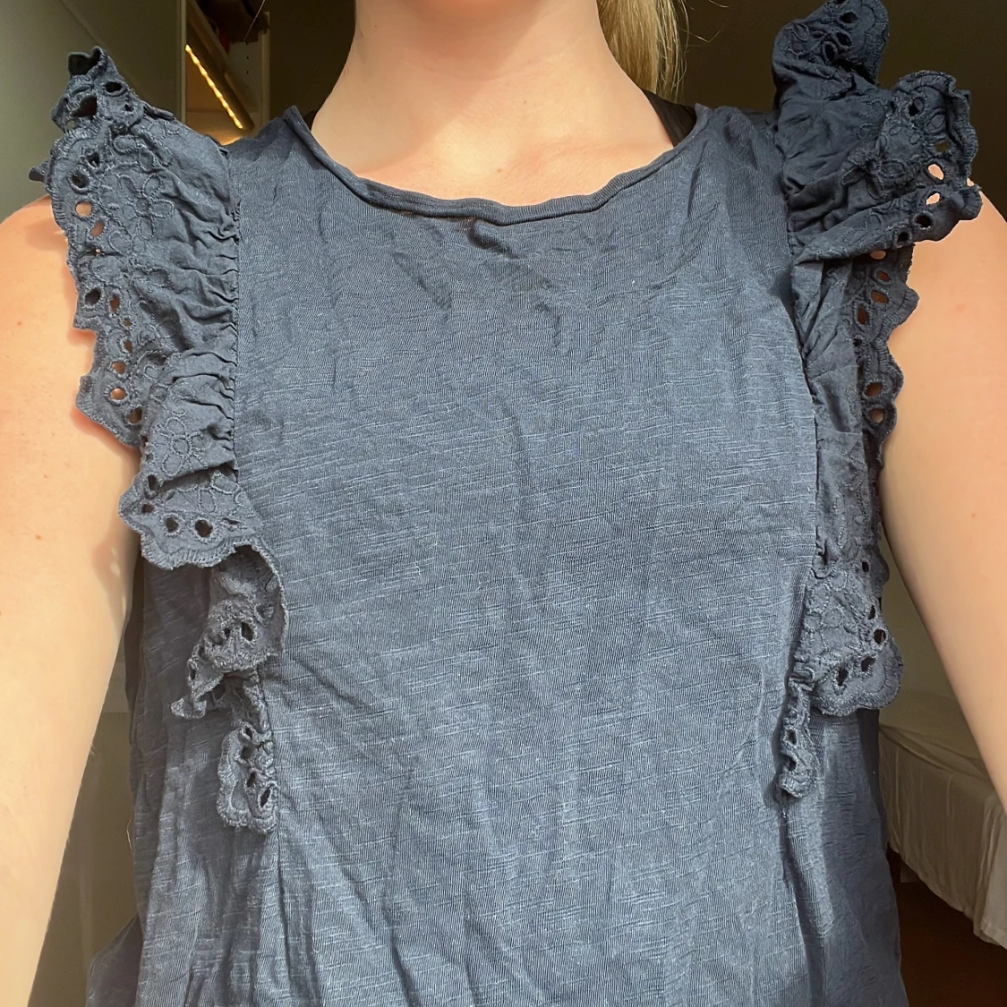 Mörkblå volangtopp Holly & Whyte - 3