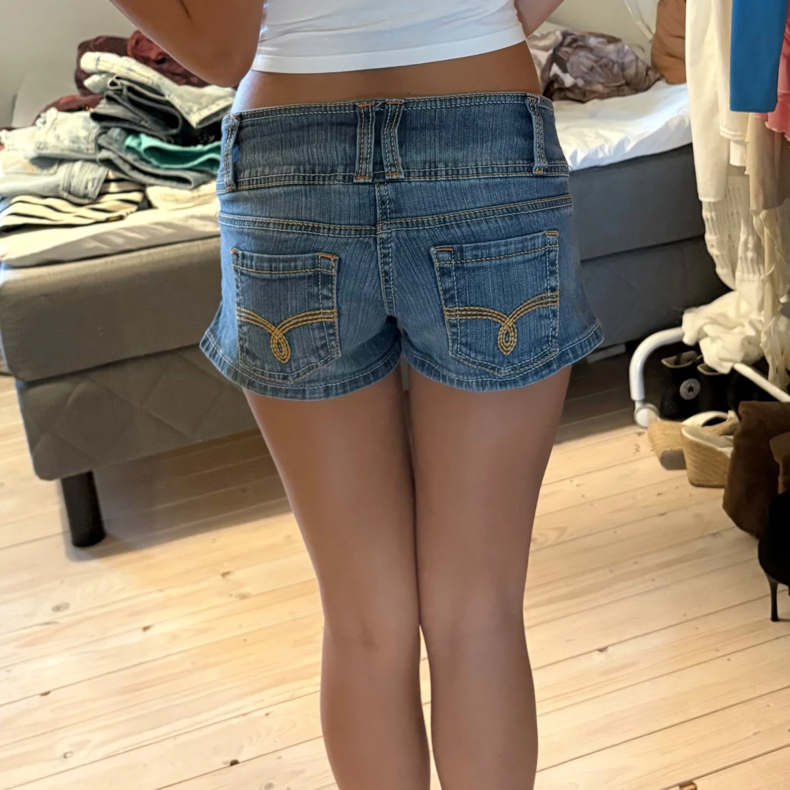 Lågmidjade jeansshorts från Wet Seal - 2