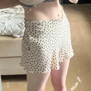 Polkadot shorts  - Supergulliga polkadot shorts som går att använda både som pyjamas eller ha på sig ute <3 Aldrig använda!