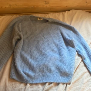 Ljusblå stickad tröja från Kappahl -  ljusblå stickad tröja från Kappahl med rund halsringning och lång ärm. 