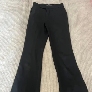 Svarta kostymbyxor bootcut - Säljer ett par svarta kostymbyxor med bootcut-snitt i storlek Xs. 📩 Skicka gärna ett meddelande vid frågor eller om du vill ha flera bilder! 🌸😊📦 Jag skickar snabbt och packar alltid med omsorg!