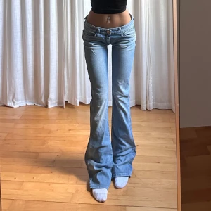 Lågmidjade bootcut jeans - Vintage från Wrangler, förstora så fixade för att passa på bild💓midja 41 innerben 88 jae 165. Kolla min profil för mer jeans⭐️