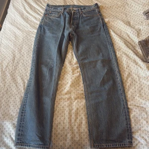 Weekday Space Relaxed Straight Jeans - Blå jeans från Weekday i modellen Space Relaxed Straight. De har en rak passform med avslappnad vibe och klassisk femficksdesign. Jeansen är tillverkade i bomull och har en snygg mellanblå tvätt. Perfekta för dig som gillar en loose och straight look.