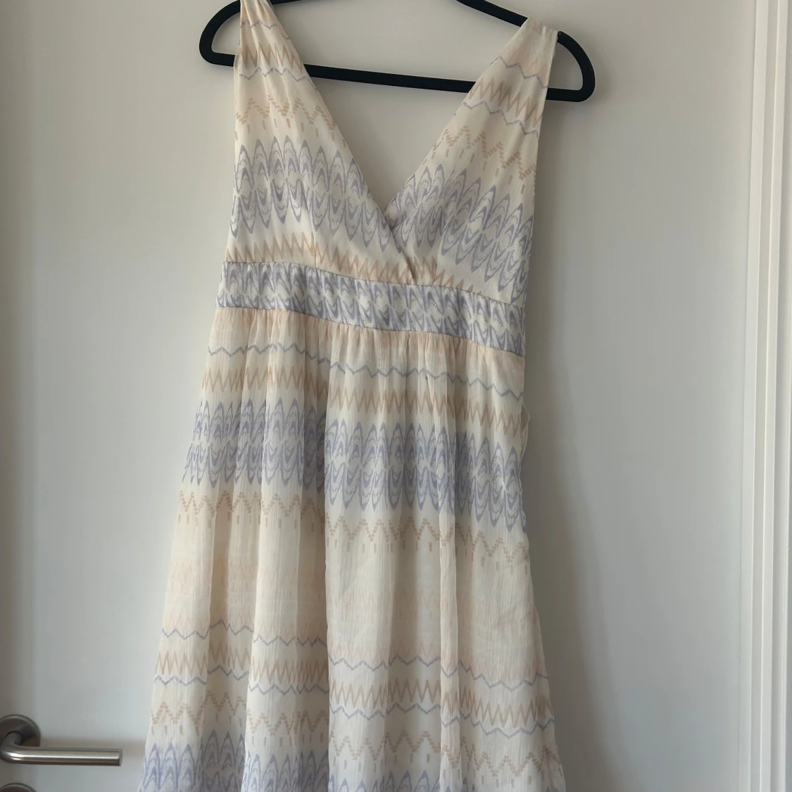 Långklänning från Vila med pastellmönster