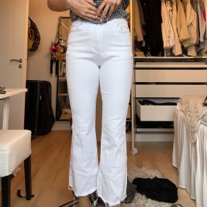 Vita bootcut jeans  - Säljer ett par vita bootcut jeans med hög midja och croppad längd. Jag är 175 för referens😊 Köpt i Milano