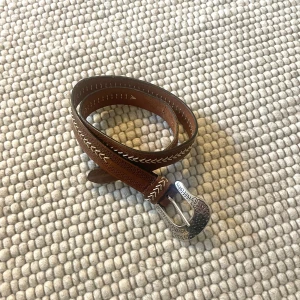 Vintage Levi’s westernskärp - Vintage westernskärp från Levis i äkta läder! 💕 Superfint spänne och broderier, riktigt hög kvalitet 🫶🏻 Justerbar längd, ca 73-84 cm