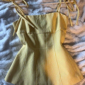 Gul rutig linnetopp - Söt gul rutig topp från Zara. Aldrig använt men lappen är avklippt annars HELT ny. Köpt för 270 men är slutsåld på hemsidan,pris kan diskuteras.💕