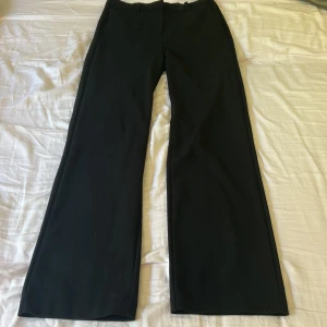 Vida svarta kostymbyxor Vero Moda - Svarta kostymbyxor från Vero Moda med vida ben och klassisk passform. Byxorna har hög midja och är tillverkade i ett mjukt tyg som ger en snygg siluett. Perfekta för dig som gillar stilrena och trendiga byxor. Jag säljer dessa eftersom de har blivit för korta på mig de är i bra skick köpte dom 400kr tror jag❤️