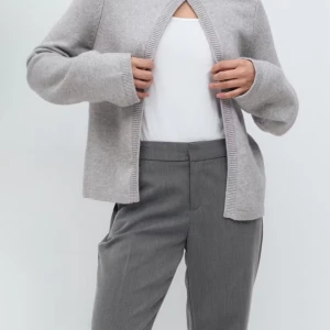 Ljusgrå kofta från Gina Tricot - Mysig ljusgrå kofta från Gina Tricot i mjuk stickad kvalitet. Koftan har rund halsringning, ribbade kanter och en enkel knapp upptill. I storlek S, den är även helt slutsåld 💗