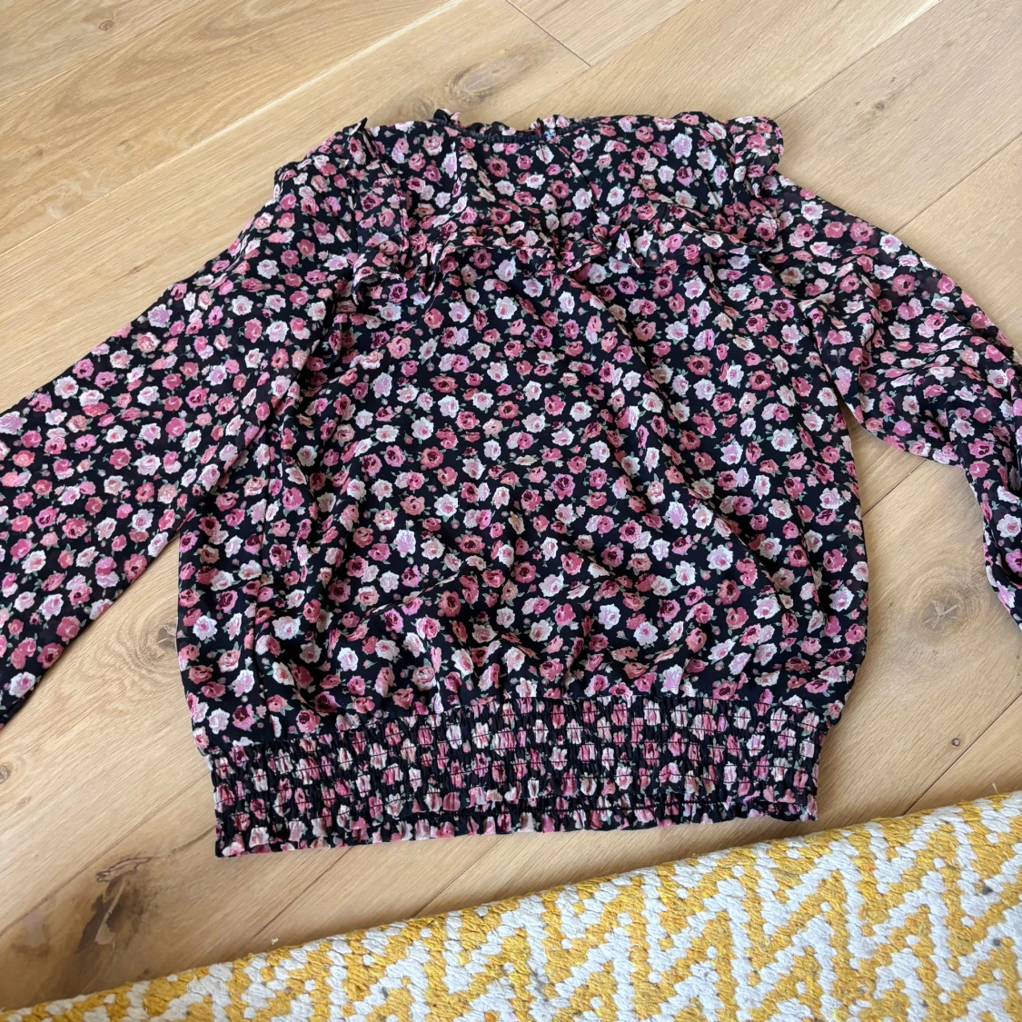 Blommig volangblus med resår