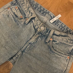 Weekday jeans - Säljer ett par ljusblå jeans från Weekday med extra låg midja. Inga tydliga tecken på användning. Innerbenslängd: 82 