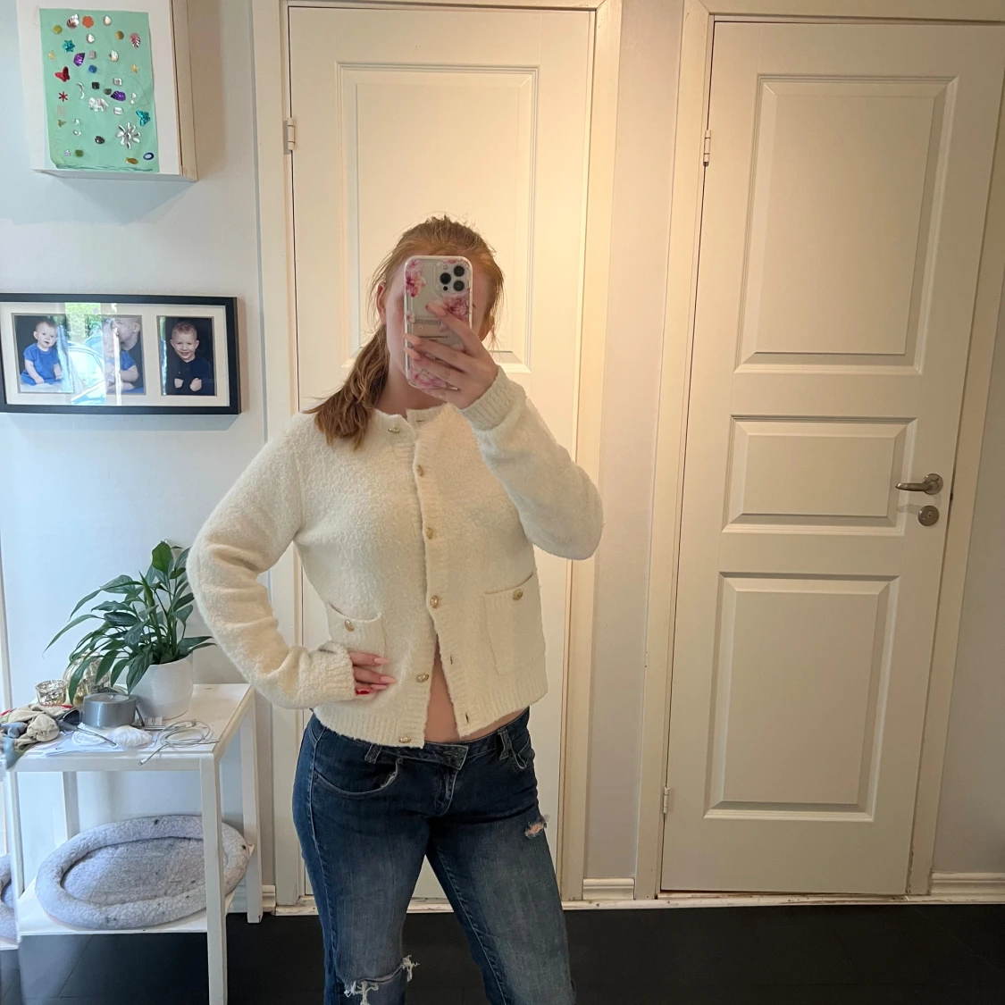 Vit kofta med guldknappar