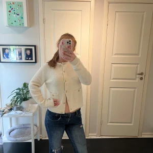 Vit kofta med guldknappar - Mysig och fluffig vit kofta med dekorativa guldknappar framtill och på fickorna. Koftan är köpt från Lindex märke Holly and white med några små fläckar men inget man lägger märke till vid bilder är de bara att göra av sig💗