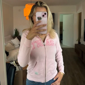 Rosa zip-hoodie från Gant - Ljusrosa hoodie från Gant med dragkedja och fickor framtill. 