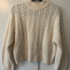 Stickad tröja - 🤎Jättefin stickad tröja, lite kortare i modellen 🤎Stl S från Monki 🤎 Använd enstaka gång, jättefint skick, inga tecken på användning
