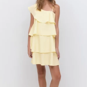 Gul volangklänning oneshoulder - Säljer denna super fina populära klänningen från Gina då den inte kommer till användning! Endast använd en gång så i super fint skick! Har storlek 170 o är 169 för referens!☺️💖