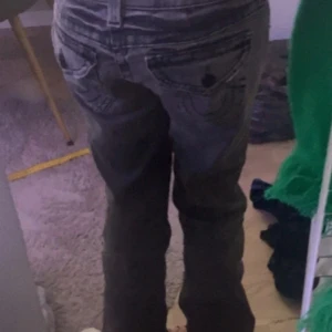 Grå True Religion jeans - Skitsnygga unika trueys som är svåra att få tag i, skriv för mer info har flera bilder men fick inte lägga in fler!