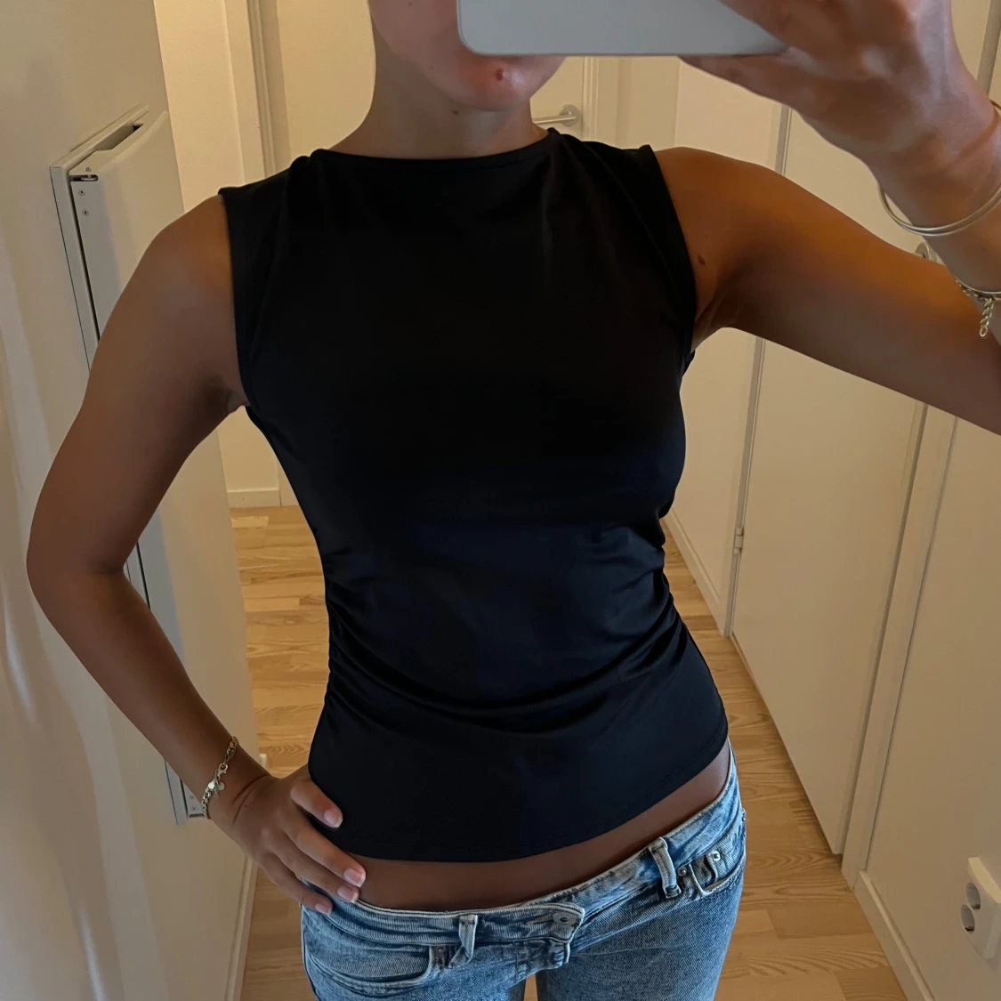 Svart ärmlös topp med öppen rygg