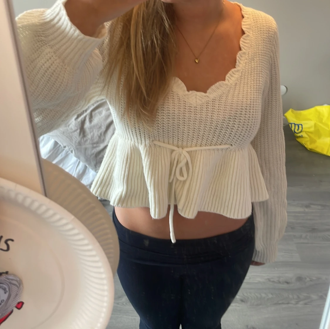 Vit kofta med snöre och volang - 1