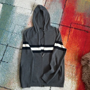 Massimo dutti stickad hoodie - Fet stickad hoodie från massimo dutti som påminner lite lm thom browne hoodies
