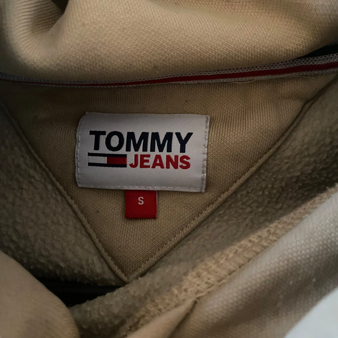 Beige hoodie från Tommy Jeans - 2