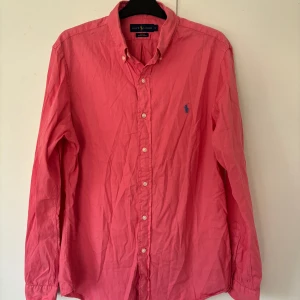 Ralph lauren skjorta - Snygg sparsamt använd Ralph lauren skjorta i mycket gott skick. Storlek L och perfekt nu till sommaren! Skulle möjligtviss behöva strykas annars inga hål, fläckar eller skavanker. Tveka inte vid minsta fråga eller fundering!
