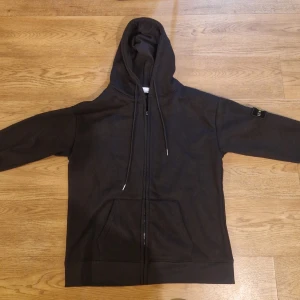 Stone island kofta - Stilren kofta från stone island, koftan är  liten i storlek. Priset går att diskuteras.