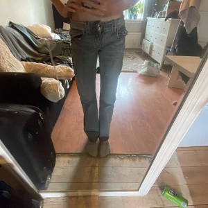 Grå bootcut jeans från Gina Tricot - Säljer ett par grå jeans från Gina Tricot i storlek 158.  De är bootcut och är lågmidjade.