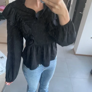 Svart blus xs - Sötaste svarta blusen som passar till alla tillfällen! Tycker denna är så söt ☺️ pris kan diskuteras!