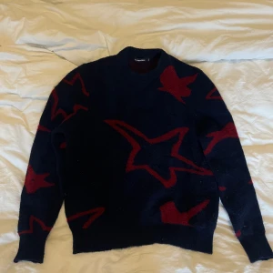 Mörkblå stickad tröja J.Lindeberg - Säljer en mörkblå stickad tröja från J.Lindeberg. Använd 1 gång, size L Bra skick