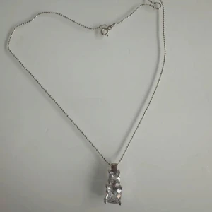 Halsband i silver med två stenar - Snyggt halsband i äkta silver (925) med tunn kulkedja och hänge med två fyrkantiga, klara stenar i olika storlekar. Stenarna är infattade i silver och ger ett stilrent och glittrigt intryck