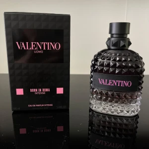 Valentino Uomo Born In Roma Intense - Lyxig parfym från Valentino, Born In Roma Intense, med en cool svart och transparent glasflaska med nitar och rosa detaljer. Flaskan rymmer 100 ml och har en modern, edgy design som sticker ut på hyllan.