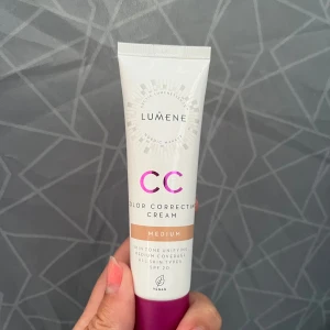 Lumene CC Cream Medium - Lumene CC Color Correcting Cream i nyansen Medium. Helt ny. Säljs pågrund av fel färg. Pris kan diskusteras