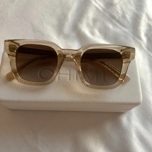 Chimis 04 ecru  - Säljer mina Chimis i modellen 04 i färgen ecru i toppskick! Inte en endaste repa på hela framsidan, endast några pyttesmå på själva ”bågen” mot örat  som man ser på bild 4! reporna är så små att man knappt ser dem så är osäker på om jag ens fångade dem på bild ! Säljer dyrt då de är i toppskick. Orginalfärpackning, solglasögon fodral och putsduk ingår också, allt på sista bilden! Kan posta när som, skriv vid fler frågor 💞💞