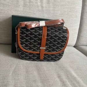 Brun axelväska  - Helt ny finns fler i min profil 